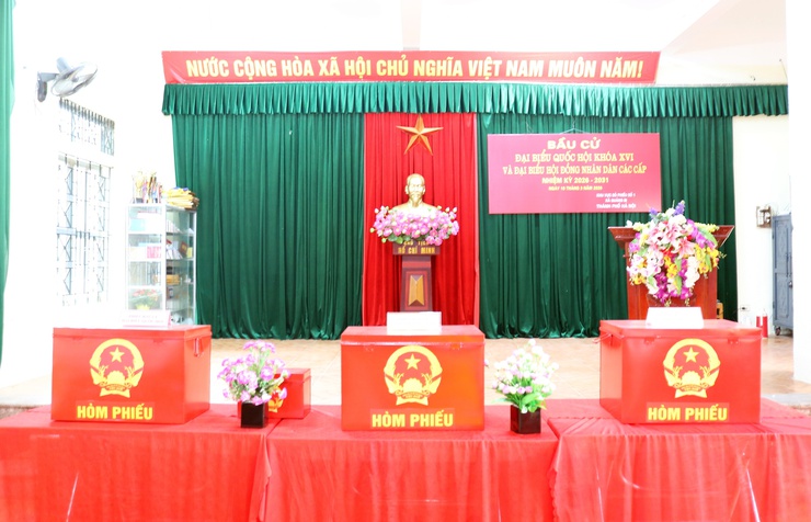 Đồng chí Nguyễn Thị Lan Hương - Phó chủ tịch HĐND xã đi kiểm tra các bước chuẩn bị cuối cùng cho cuộc bầu cử tại các Khu vực bỏ phiếu. - Ảnh 5.