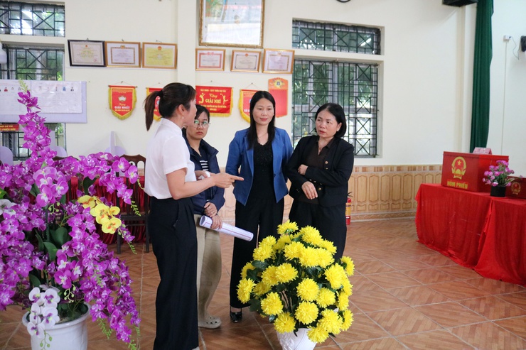 Đồng chí Nguyễn Thị Lan Hương - Phó chủ tịch HĐND xã đi kiểm tra các bước chuẩn bị cuối cùng cho cuộc bầu cử tại các Khu vực bỏ phiếu. - Ảnh 2.
