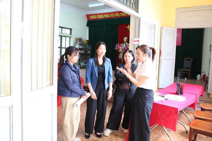 Đồng chí Nguyễn Thị Lan Hương - Phó chủ tịch HĐND xã đi kiểm tra các bước chuẩn bị cuối cùng cho cuộc bầu cử tại các Khu vực bỏ phiếu. - Ảnh 1.