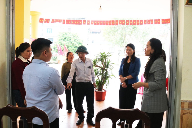 Đồng chí Nguyễn Thị Lan Hương - Phó chủ tịch HĐND xã đi kiểm tra các bước chuẩn bị cuối cùng cho cuộc bầu cử tại các Khu vực bỏ phiếu. - Ảnh 3.