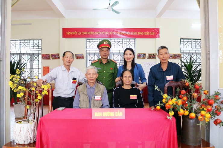 Đồng chí Nguyễn Thị Lan Hương - Phó chủ tịch HĐND xã đi kiểm tra các bước chuẩn bị cuối cùng cho cuộc bầu cử tại các Khu vực bỏ phiếu. - Ảnh 6.