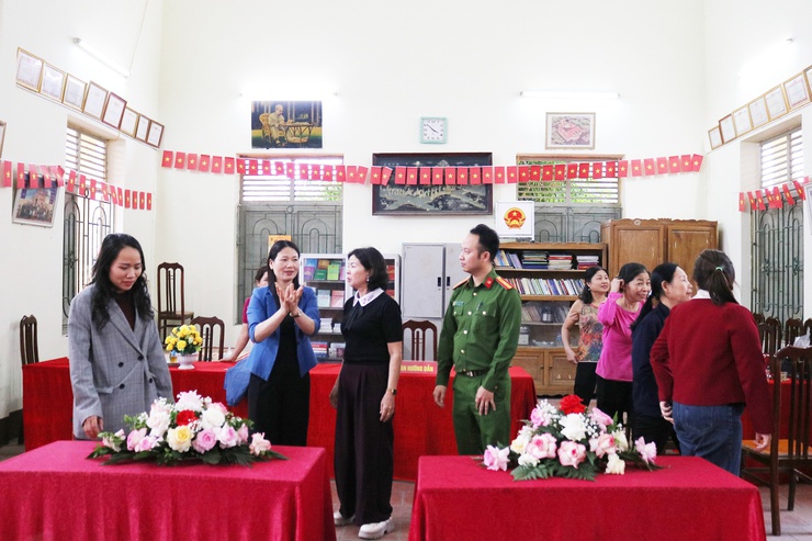 Đồng chí Nguyễn Thị Lan Hương - Phó chủ tịch HĐND xã đi kiểm tra các bước chuẩn bị cuối cùng cho cuộc bầu cử tại các Khu vực bỏ phiếu. - Ảnh 7.