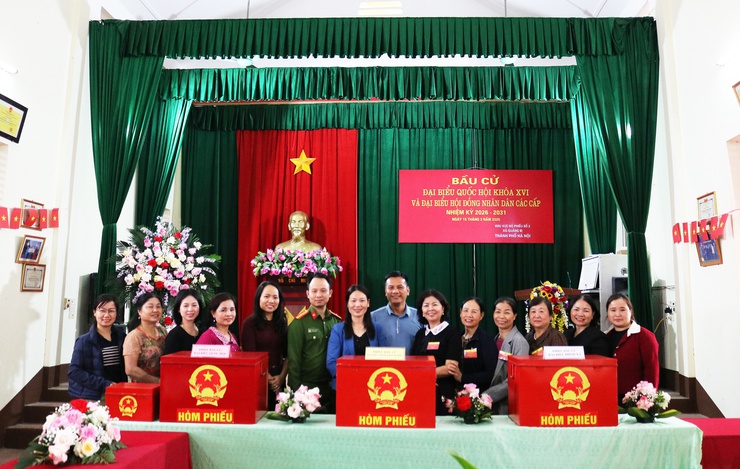 Đồng chí Nguyễn Thị Lan Hương - Phó chủ tịch HĐND xã đi kiểm tra các bước chuẩn bị cuối cùng cho cuộc bầu cử tại các Khu vực bỏ phiếu. - Ảnh 8.