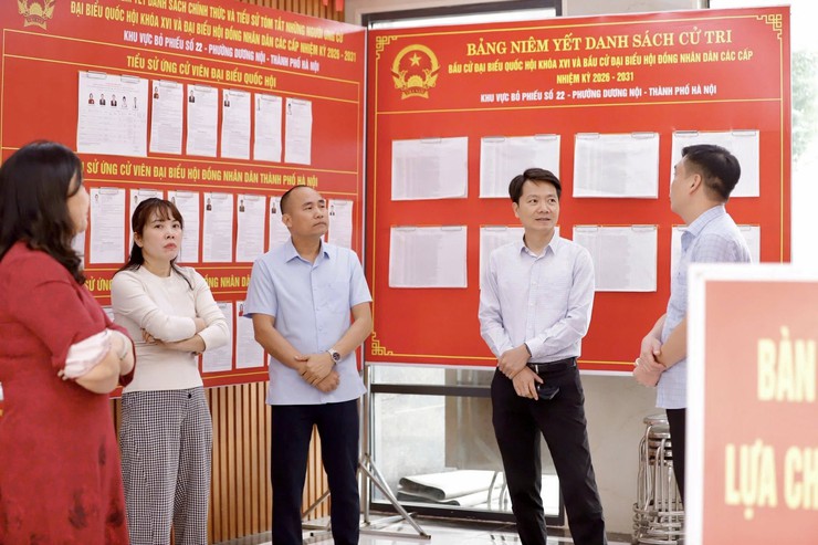 Lãnh đạo phường Dương Nội kiểm tra công tác chuẩn bị bầu cử tại các điểm bỏ phiếu- Ảnh 2.