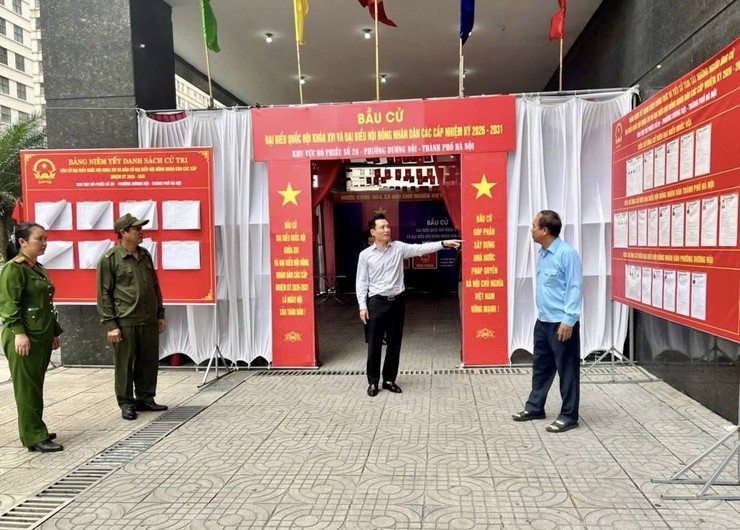 Lãnh đạo phường Dương Nội kiểm tra công tác chuẩn bị bầu cử tại các điểm bỏ phiếu- Ảnh 3.