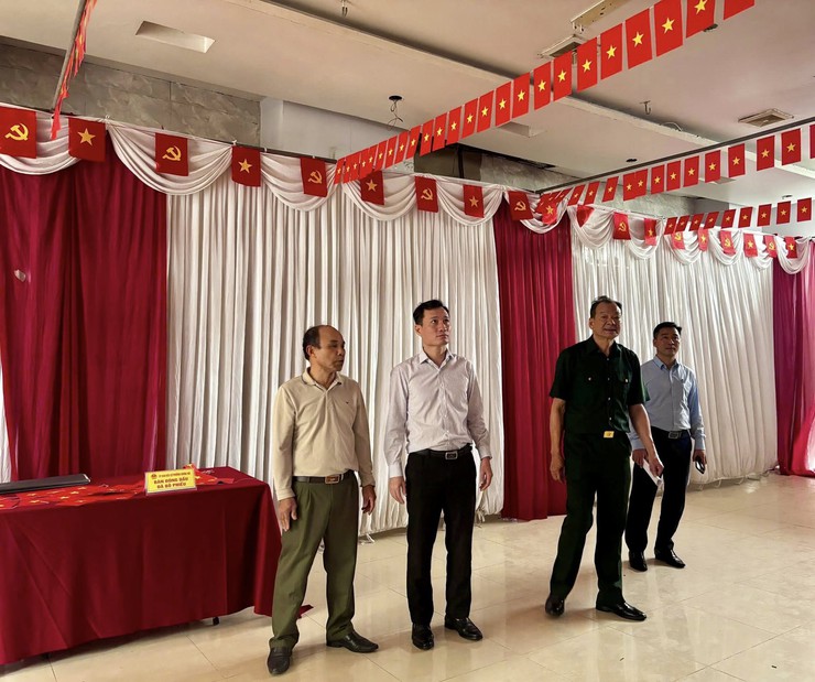 Lãnh đạo phường Dương Nội kiểm tra công tác chuẩn bị bầu cử tại các điểm bỏ phiếu- Ảnh 4.