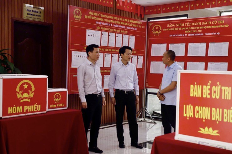 Lãnh đạo phường Dương Nội kiểm tra công tác chuẩn bị bầu cử tại các điểm bỏ phiếu- Ảnh 1.