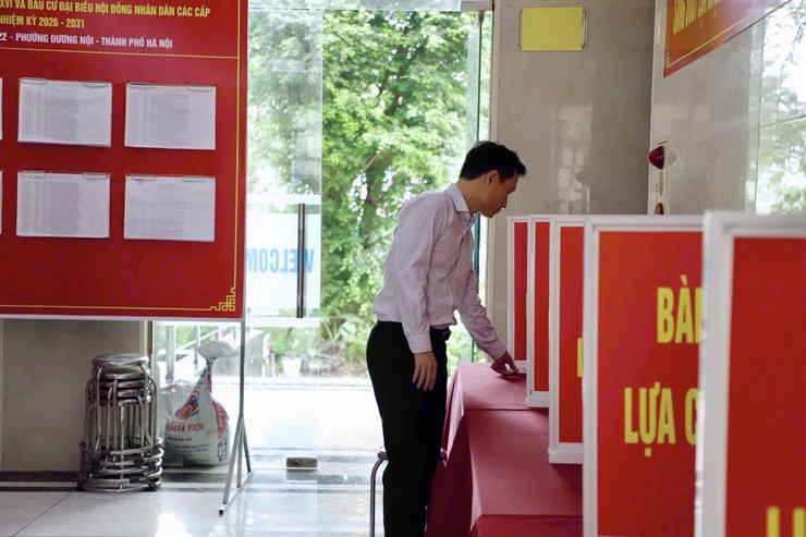 Lãnh đạo phường Dương Nội kiểm tra công tác chuẩn bị bầu cử tại các điểm bỏ phiếu- Ảnh 6.