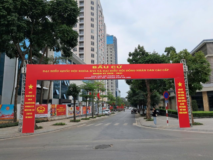 Không khí rộn ràng trên các tuyến phố phường Tây Hồ trước ngày bầu cử- Ảnh 1.