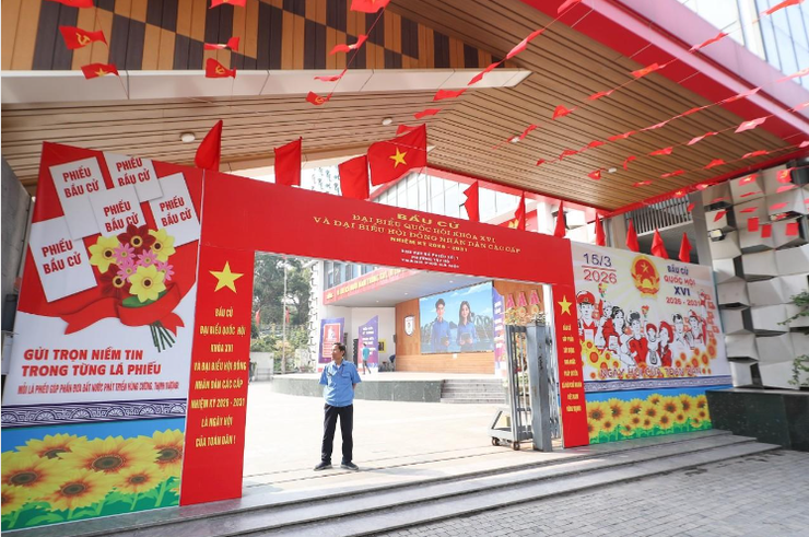 Không khí rộn ràng trên các tuyến phố phường Tây Hồ trước ngày bầu cử- Ảnh 2.