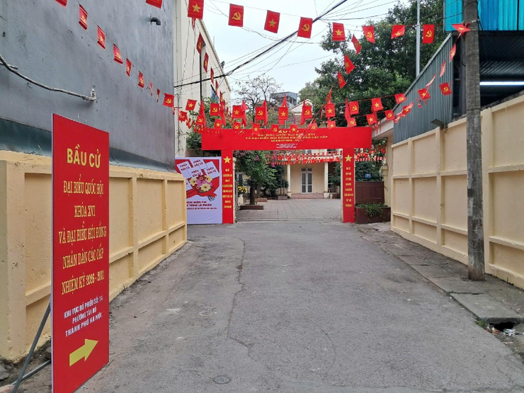 Không khí rộn ràng trên các tuyến phố phường Tây Hồ trước ngày bầu cử- Ảnh 4.