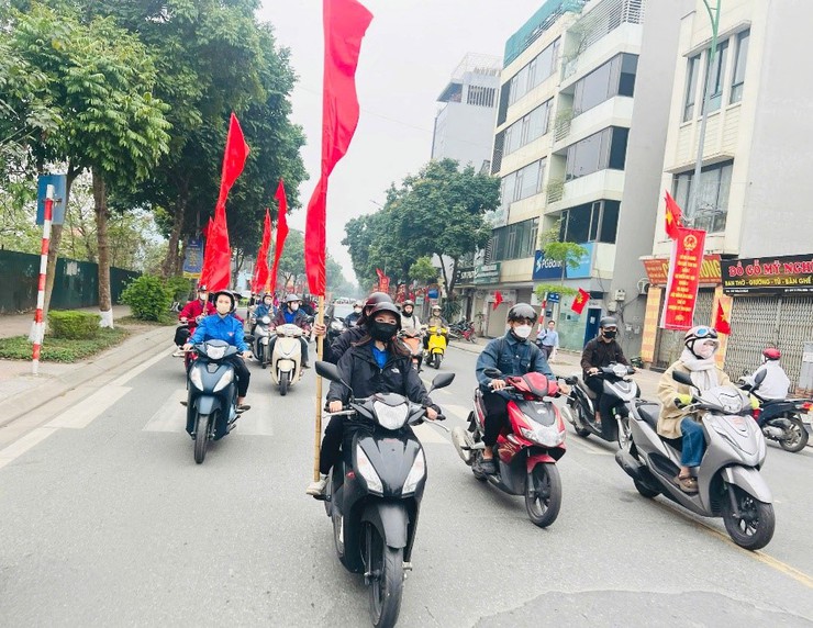 Phường Long Biên: Những Chuyến Xe Tuyên Truyền - Ngọn Lửa Lan Tỏa Ngày Hội Non Sông- Ảnh 4.