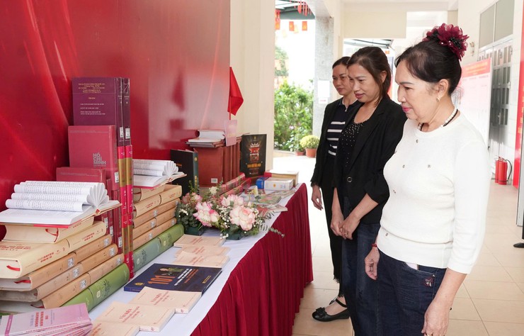 Bát Tràng trưng bày sách Chào mừng bầu cử đại biểu Quốc hội và đại biểu HĐND các cấp, nhiệm kỳ 2026-2031- Ảnh 4.