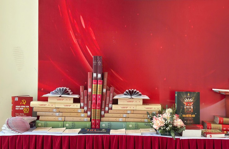 Bát Tràng trưng bày sách Chào mừng bầu cử đại biểu Quốc hội và đại biểu HĐND các cấp, nhiệm kỳ 2026-2031- Ảnh 3.