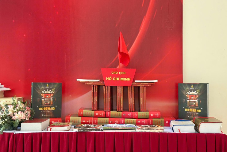 Bát Tràng trưng bày sách Chào mừng bầu cử đại biểu Quốc hội và đại biểu HĐND các cấp, nhiệm kỳ 2026-2031- Ảnh 2.