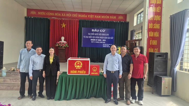 Đồng chí Phó Bí thư Thường trực Đảng ủy đi kiểm tra công tác bầu cử tại các thôn- Ảnh 6.