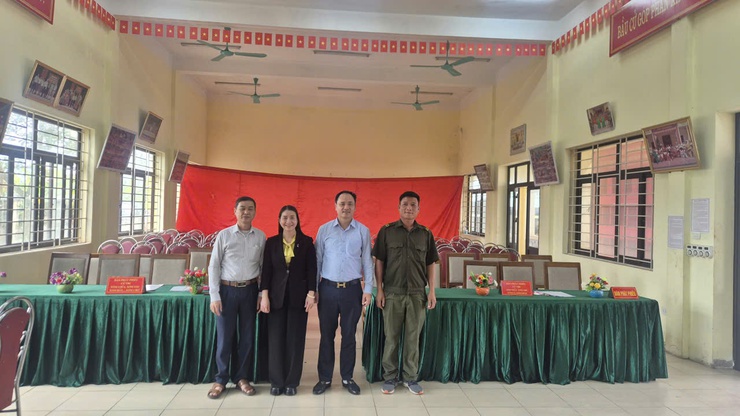 Đồng chí Phó Bí thư Thường trực Đảng ủy đi kiểm tra công tác bầu cử tại các thôn- Ảnh 7.