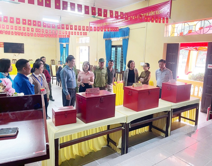 Ban bầu cử số 4 kiểm tra công tác chuẩn bị cho bầu cử tại Khu vực bỏ phiếu số 09 ( Thôn Lam Điền) Khu vực bỏ phiếu sổ 10 ( Thôn Ứng hoà và Khu vực bỏ phiếu số 11 ( Thôn Duyên Ứng) - Ảnh 1.