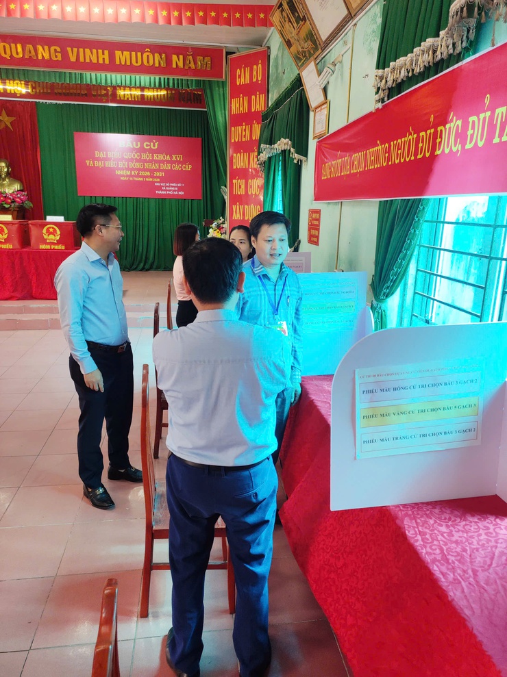 Ban bầu cử số 4 kiểm tra công tác chuẩn bị cho bầu cử tại Khu vực bỏ phiếu số 09 ( Thôn Lam Điền) Khu vực bỏ phiếu sổ 10 ( Thôn Ứng hoà và Khu vực bỏ phiếu số 11 ( Thôn Duyên Ứng) - Ảnh 2.