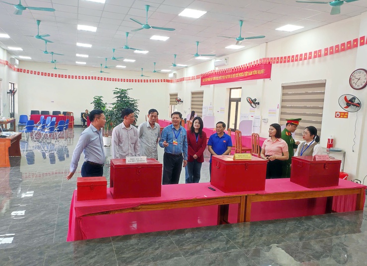 Ban bầu cử số 4 kiểm tra công tác chuẩn bị cho bầu cử tại Khu vực bỏ phiếu số 09 ( Thôn Lam Điền) Khu vực bỏ phiếu sổ 10 ( Thôn Ứng hoà và Khu vực bỏ phiếu số 11 ( Thôn Duyên Ứng) - Ảnh 3.