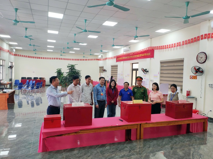 Ban bầu cử số 4 kiểm tra công tác chuẩn bị cho bầu cử tại Khu vực bỏ phiếu số 09 ( Thôn Lam Điền) Khu vực bỏ phiếu sổ 10 ( Thôn Ứng hoà và Khu vực bỏ phiếu số 11 ( Thôn Duyên Ứng) - Ảnh 4.