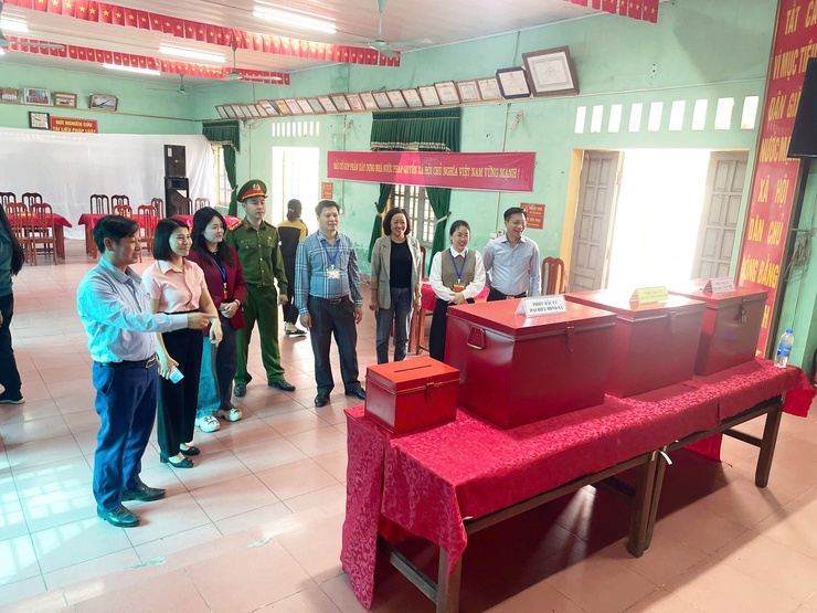 Ban bầu cử số 4 kiểm tra công tác chuẩn bị cho bầu cử tại Khu vực bỏ phiếu số 09 ( Thôn Lam Điền) Khu vực bỏ phiếu sổ 10 ( Thôn Ứng hoà và Khu vực bỏ phiếu số 11 ( Thôn Duyên Ứng) - Ảnh 6.