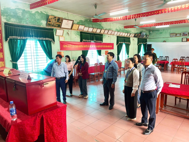 Ban bầu cử số 4 kiểm tra công tác chuẩn bị cho bầu cử tại Khu vực bỏ phiếu số 09 ( Thôn Lam Điền) Khu vực bỏ phiếu sổ 10 ( Thôn Ứng hoà và Khu vực bỏ phiếu số 11 ( Thôn Duyên Ứng) - Ảnh 7.