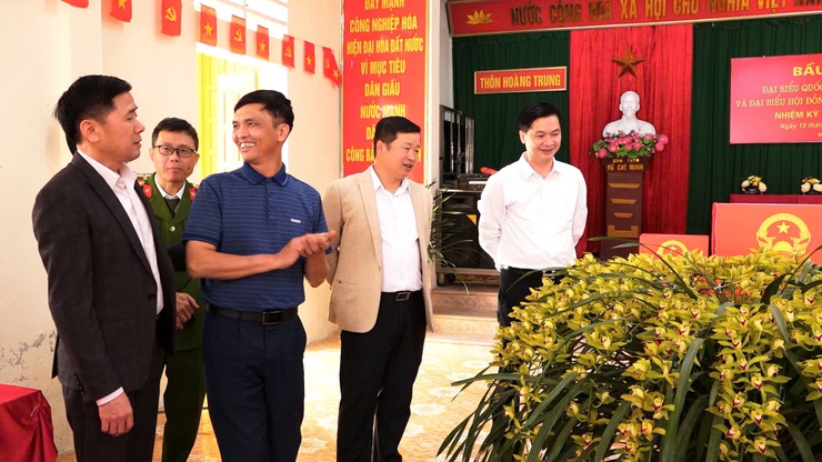 CÁC ĐỒNG CHÍ THƯỜNG VỤ ĐẢNG ỦY XÃ TÍCH CỰC KIỂM TRA CÔNG TÁC CHUẨN BỊ BẦU CỬ TẠI CÁC KHU VỰC BỎ PHIẾU- Ảnh 3.