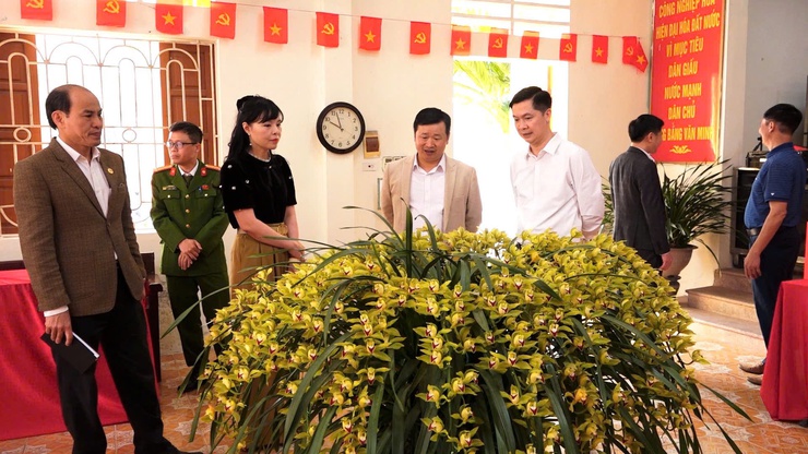 CÁC ĐỒNG CHÍ THƯỜNG VỤ ĐẢNG ỦY XÃ TÍCH CỰC KIỂM TRA CÔNG TÁC CHUẨN BỊ BẦU CỬ TẠI CÁC KHU VỰC BỎ PHIẾU- Ảnh 2.