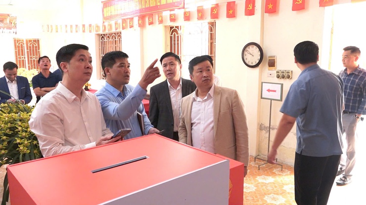 CÁC ĐỒNG CHÍ THƯỜNG VỤ ĐẢNG ỦY XÃ TÍCH CỰC KIỂM TRA CÔNG TÁC CHUẨN BỊ BẦU CỬ TẠI CÁC KHU VỰC BỎ PHIẾU- Ảnh 1.