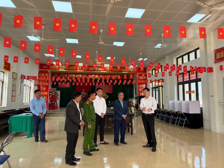 CÁC ĐỒNG CHÍ THƯỜNG VỤ ĐẢNG ỦY XÃ TÍCH CỰC KIỂM TRA CÔNG TÁC CHUẨN BỊ BẦU CỬ TẠI CÁC KHU VỰC BỎ PHIẾU- Ảnh 5.