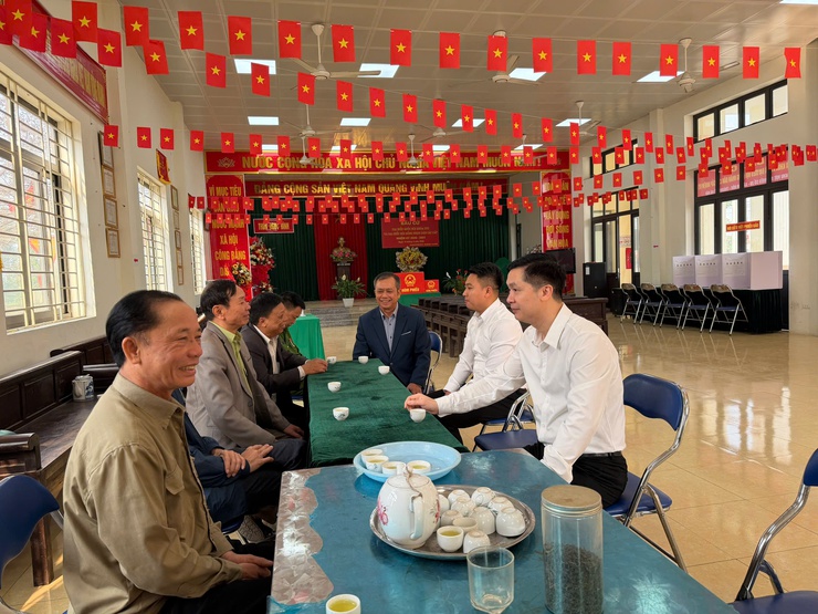 CÁC ĐỒNG CHÍ THƯỜNG VỤ ĐẢNG ỦY XÃ TÍCH CỰC KIỂM TRA CÔNG TÁC CHUẨN BỊ BẦU CỬ TẠI CÁC KHU VỰC BỎ PHIẾU- Ảnh 6.