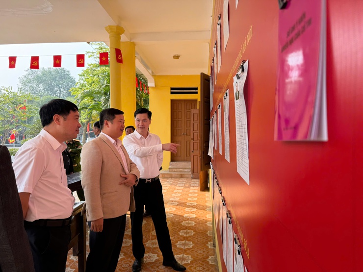 CÁC ĐỒNG CHÍ THƯỜNG VỤ ĐẢNG ỦY XÃ TÍCH CỰC KIỂM TRA CÔNG TÁC CHUẨN BỊ BẦU CỬ TẠI CÁC KHU VỰC BỎ PHIẾU- Ảnh 4.