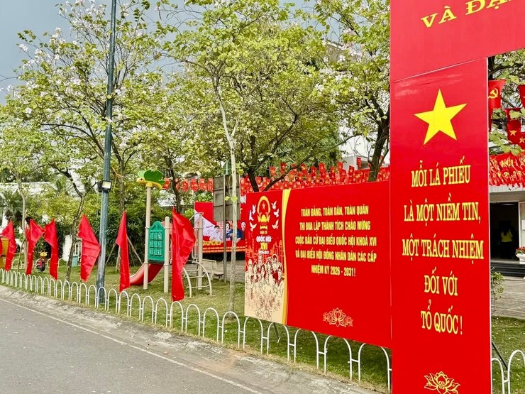 Đồng chí Lương Tam Quang và đồng chí Nguyễn Thanh Nghị dự Lễ khai mạc và bỏ phiếu bầu cử tại phường Phú Thượng- Ảnh 10.