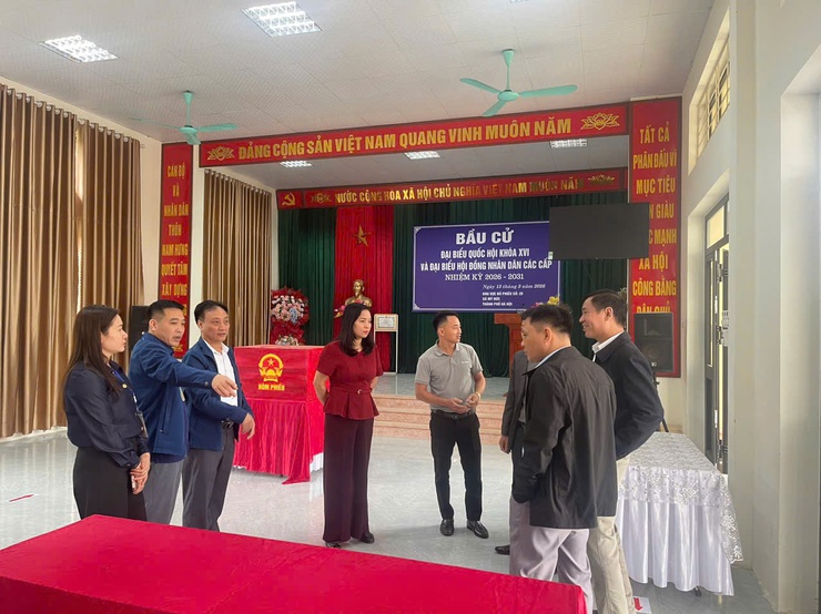 Phó Bí thư thường trực Đảng ủy xã Mỹ Đức Nguyễn Thị Thúy Hòa kiểm tra công tác bầu cử tại 8 khu vực bỏ phiếu tại địa bàn An Phú- Ảnh 2.