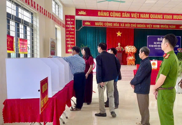 Phó Bí thư thường trực Đảng ủy xã Mỹ Đức Nguyễn Thị Thúy Hòa kiểm tra công tác bầu cử tại 8 khu vực bỏ phiếu tại địa bàn An Phú- Ảnh 1.