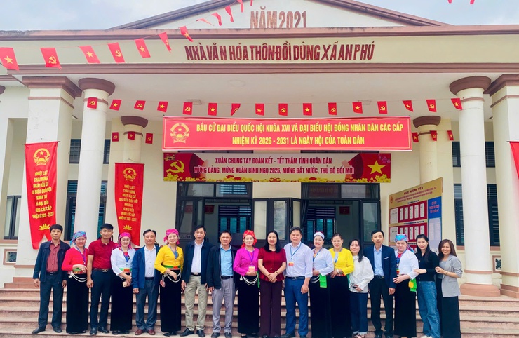 Phó Bí thư thường trực Đảng ủy xã Mỹ Đức Nguyễn Thị Thúy Hòa kiểm tra công tác bầu cử tại 8 khu vực bỏ phiếu tại địa bàn An Phú- Ảnh 4.