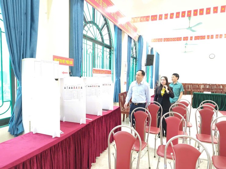 Đồng chí Phó Bí thư Thường trực Đảng ủy đi kiểm tra công tác bầu cử tại các thôn- Ảnh 8.