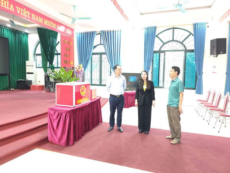 Đồng chí Phó Bí thư Thường trực Đảng ủy đi kiểm tra công tác bầu cử tại các thôn- Ảnh 9.
