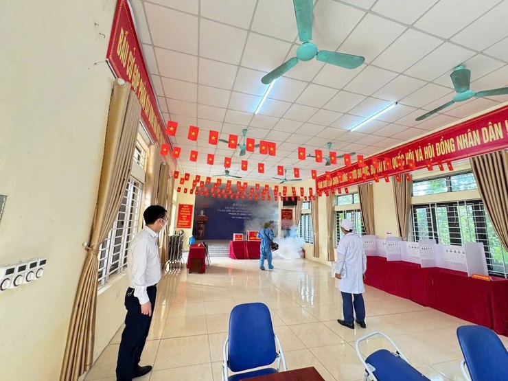 Phúc Thọ phun khử khuẩn tại các khu vực bỏ phiếu trước ngày bầu cử- Ảnh 1.