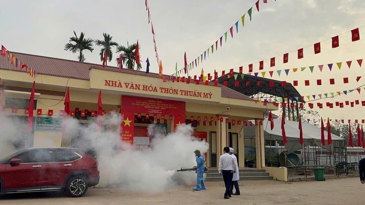 Phúc Thọ phun khử khuẩn tại các khu vực bỏ phiếu trước ngày bầu cử- Ảnh 2.