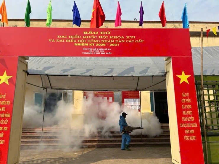 Phúc Thọ phun khử khuẩn tại các khu vực bỏ phiếu trước ngày bầu cử- Ảnh 3.