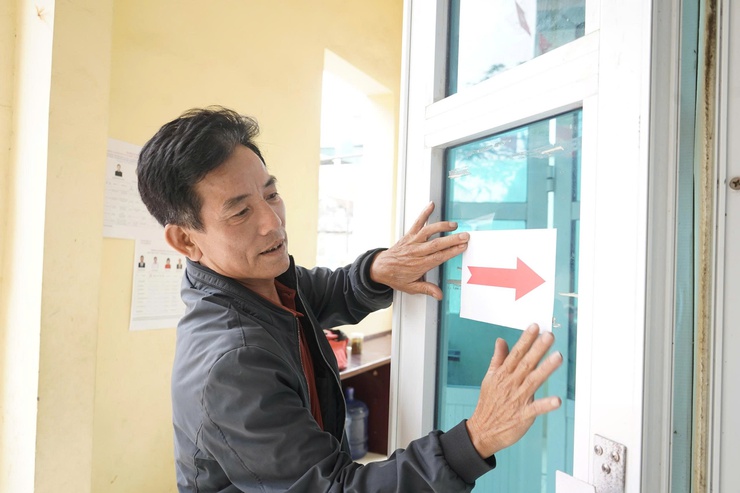 Lãnh đạo xã Tam Hưng kiểm tra công tác chuẩn bị bầu cử tại khu vực bỏ phiếu số 12- Ảnh 3.