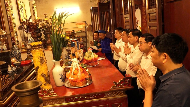 Lãnh đạo xã Bình Minh dâng hương tại Đền Nội Bình Đà và nhà lưu niệm Bác Hồ- Ảnh 1.