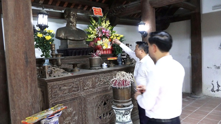 Lãnh đạo xã Bình Minh dâng hương tại Đền Nội Bình Đà và nhà lưu niệm Bác Hồ- Ảnh 4.