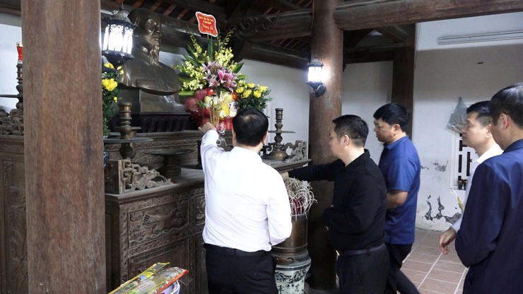 Lãnh đạo xã Bình Minh dâng hương tại Đền Nội Bình Đà và nhà lưu niệm Bác Hồ- Ảnh 5.