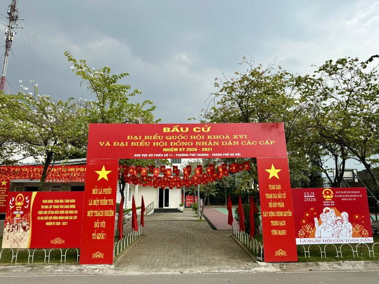 Đồng chí Lương Tam Quang và đồng chí Nguyễn Thanh Nghị dự Lễ khai mạc và bỏ phiếu bầu cử tại phường Phú Thượng- Ảnh 9.