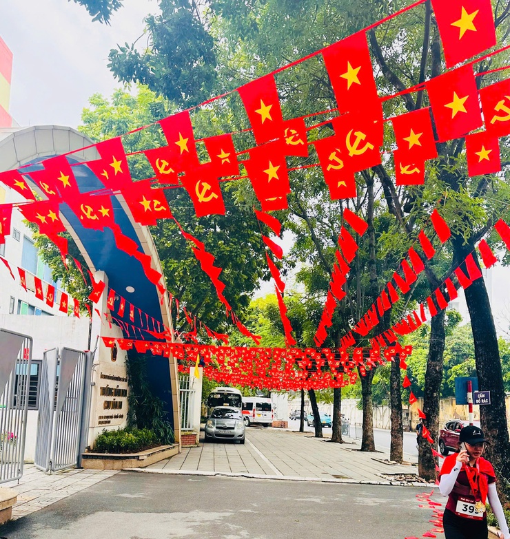 Tây Hồ rực rỡ cờ hoa chào đón ngày hội toàn dân- Ảnh 2.