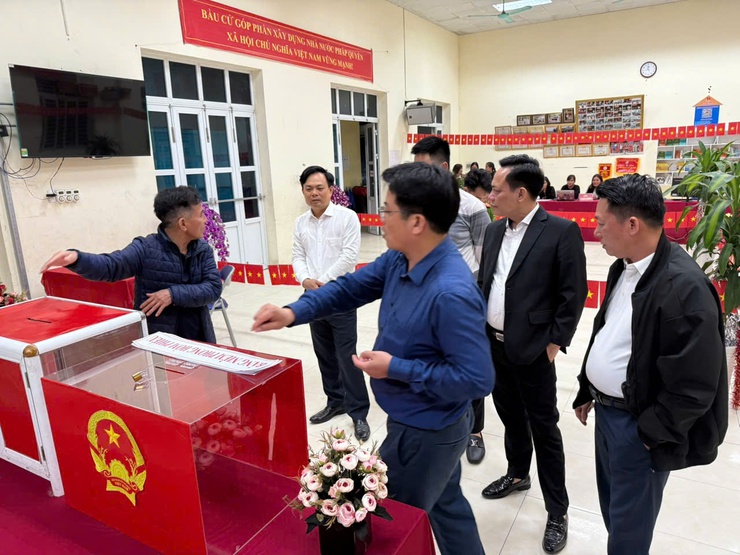 Lãnh đạo xã Tam Hưng kiểm tra công tác chuẩn bị bầu cử tại khu vực bỏ phiếu số 12- Ảnh 1.