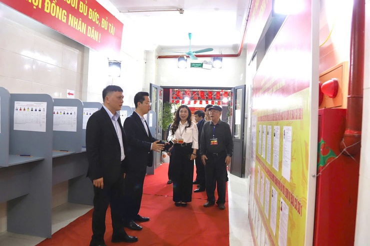 Đoàn công tác số 16 kiểm tra công tác bầu cử tại phường Hoàn Kiếm và phường Cửa Nam- Ảnh 4.
